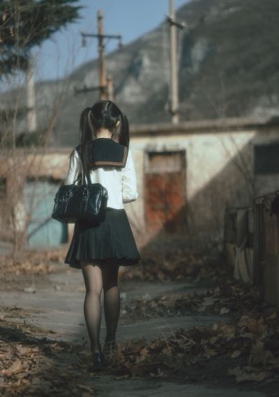 女大学生的沙龙室三中文字幕_720免费在线观看